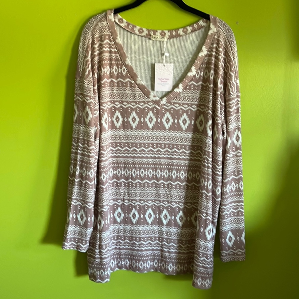 NWT Viamor Tan & White Aztec Print Top Size L